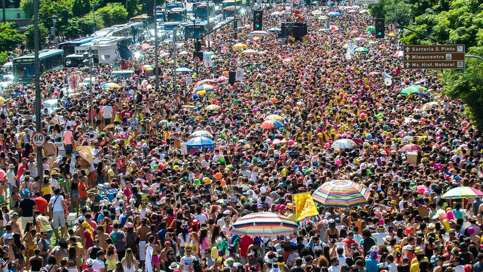 Menos de 30% dos jovens entre 20 e 30 anos se vacinaram em BH; baixo índice causa indefinição sobre carnaval