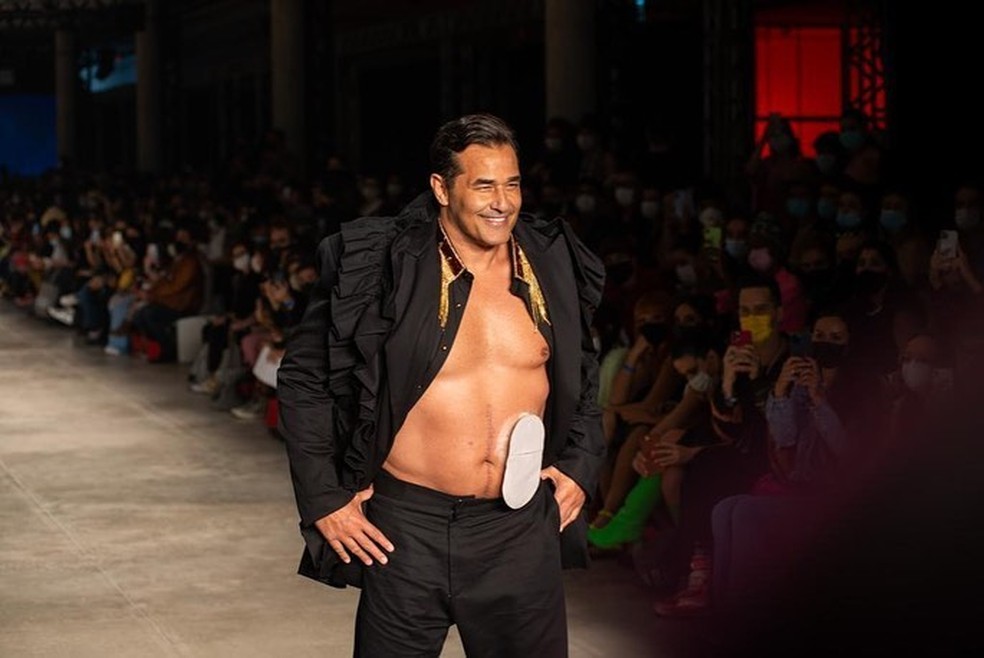 Luciano Szafir desfila com bolsa de estomia na SPFW: 'Meta realizada'