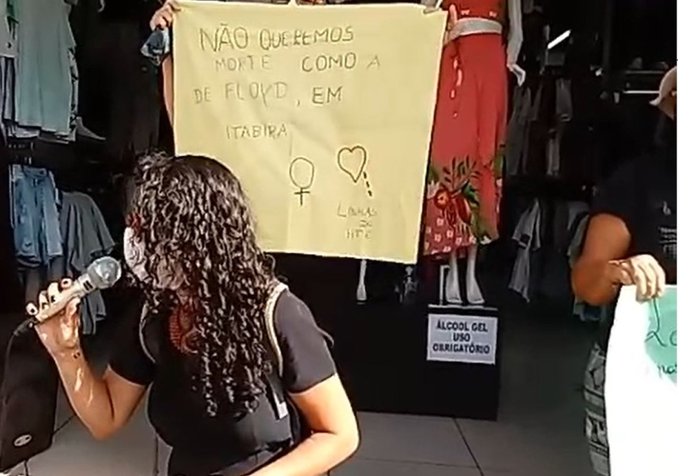 Moradores de Itabira protestam contra conduta de militares que imobilizaram mulher com criança no colo