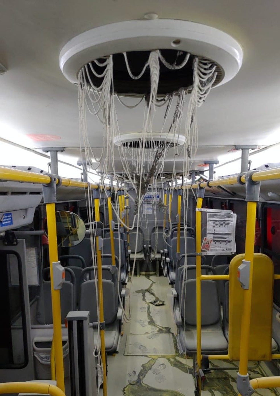 Suspeitos queimam ônibus em BH e deixam bilhete sobre supostos abusos contra presos
